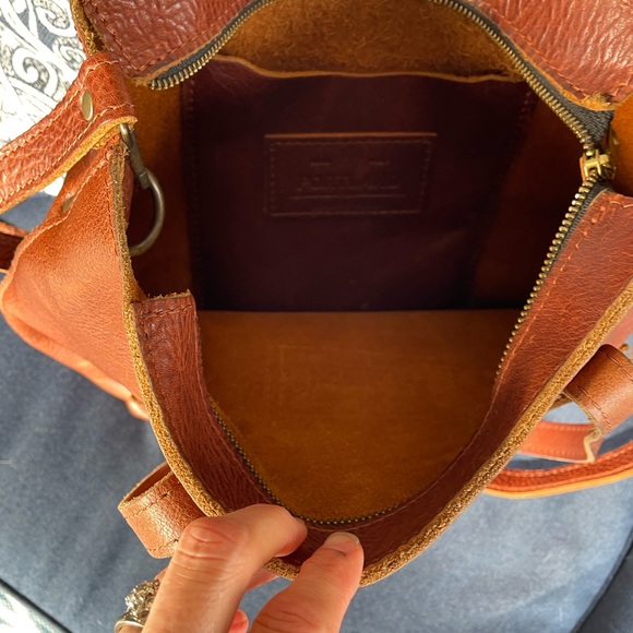 Portland Leather Crossbody Tote Medium - Picture 7 of 11